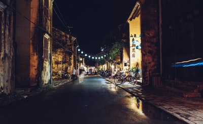 村庄旁边的街道，夜间有灯光
